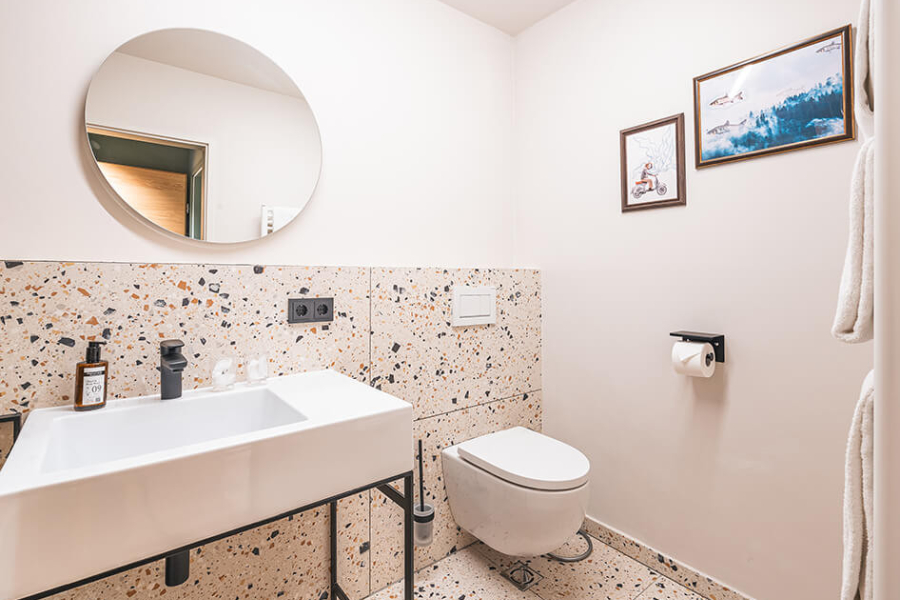 Doppelzimmer-Klassik-Badezimmer-Spiegel-rund
